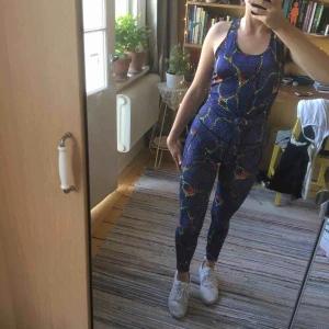  - Tränings-set från HM. 50 kr för byxorna och 30 för linnet eller 70 för båda. Sparsamt använda.