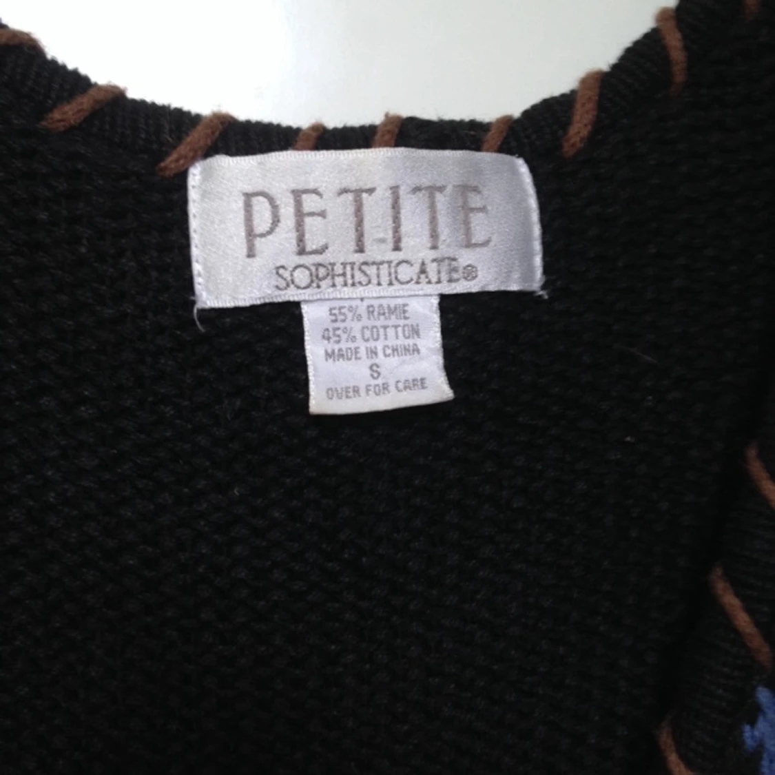 Stickad väst med träknappar. Köpt secondhand :) - 1407507361