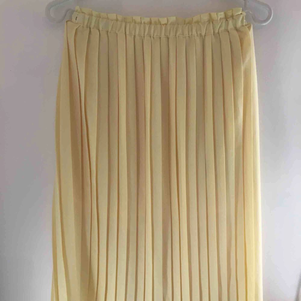Jättefin luftig kjol från mango, aldrig använd. Köpare står för frakt. . Kjolar.