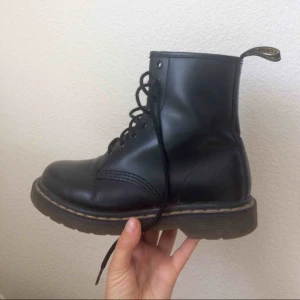  - Mycket fina dr martens säljes. Sparsamt använda då de egentligen inte är min skostorlek. Köparen står för frakt. Kan hämtas i Malmö. 