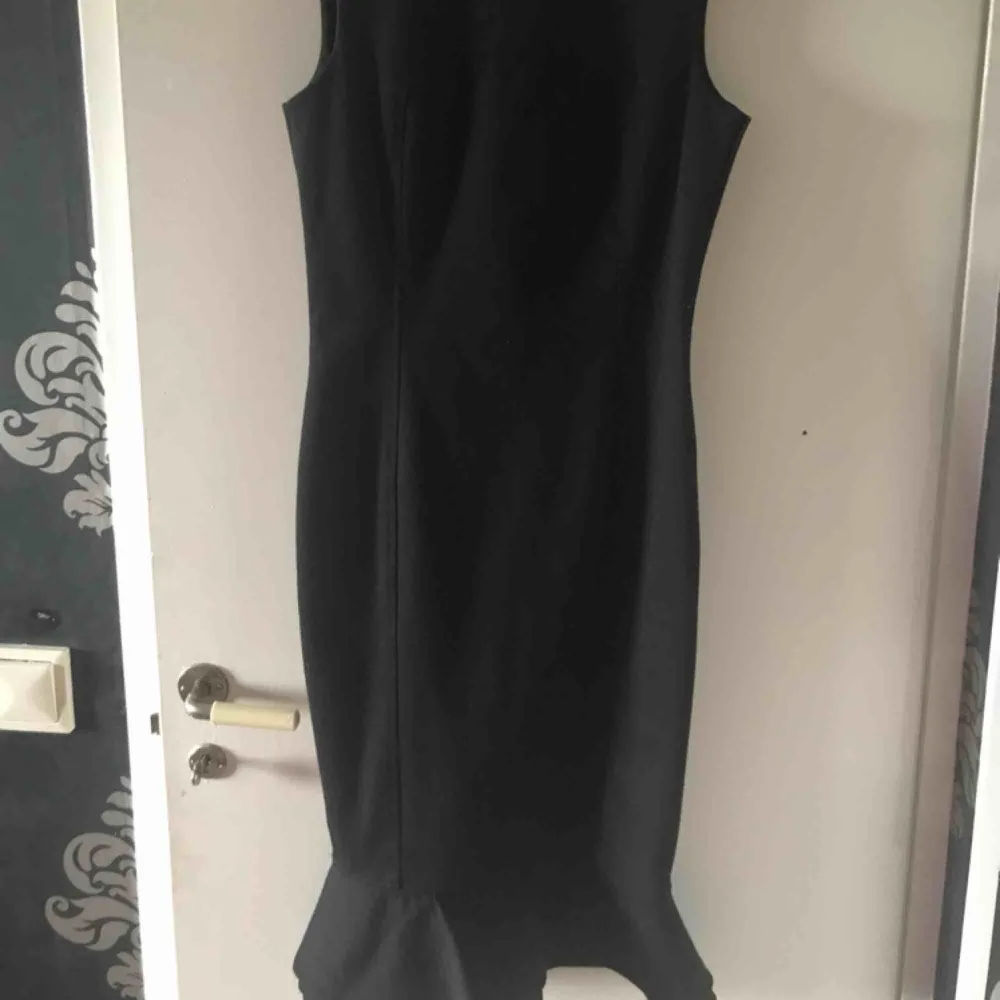 Body shaping Zara peplum dress in perfect condition. Has a double layer inside so kind of hides all imperfections ! Very classy for multipal occasions 💕. Klänningar.