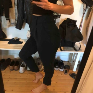  - Fina kostymbyxor från Zara med löstagbar rosett! Petroleumblå i färgen. Säljes pga flytt!   Inköpta sommaren 2018.   Möts gärna upp i Göteborg! Annars tillkommer frakt :) 