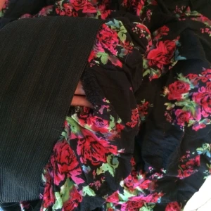 Blommig kjol med fickor från JC. Litet hål i midjan, synd ej när du har på dig den. - Blommig kjol med fickor från JC. Litet hål i midjan, synd ej när du har på dig den.