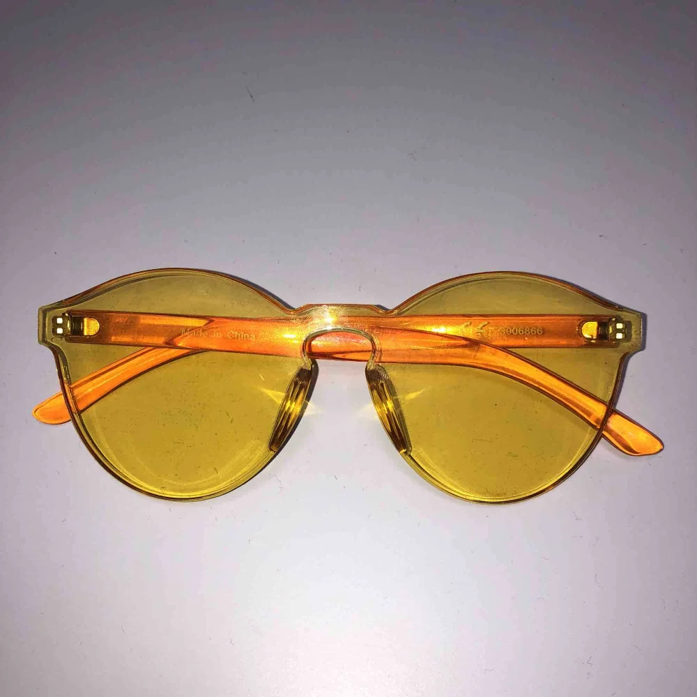 ett par gula genomskinliga solglasögon köpta på TGR förra sommaren. skulle själv säga att dem är i nyskick. köpare står för frakten💞. Accessoarer.