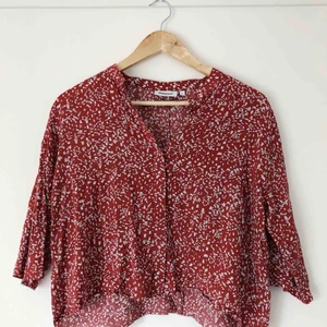  - Skjorta i bomull och viskos. 