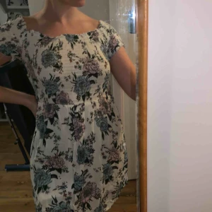  - En sommarklänning, endast använd två gånger (en av gångerna som min konfirmations klänning). Jätte härlig och slutar mitt på benen. Storlek 40☺️  Tvättas och stryks innan säljs