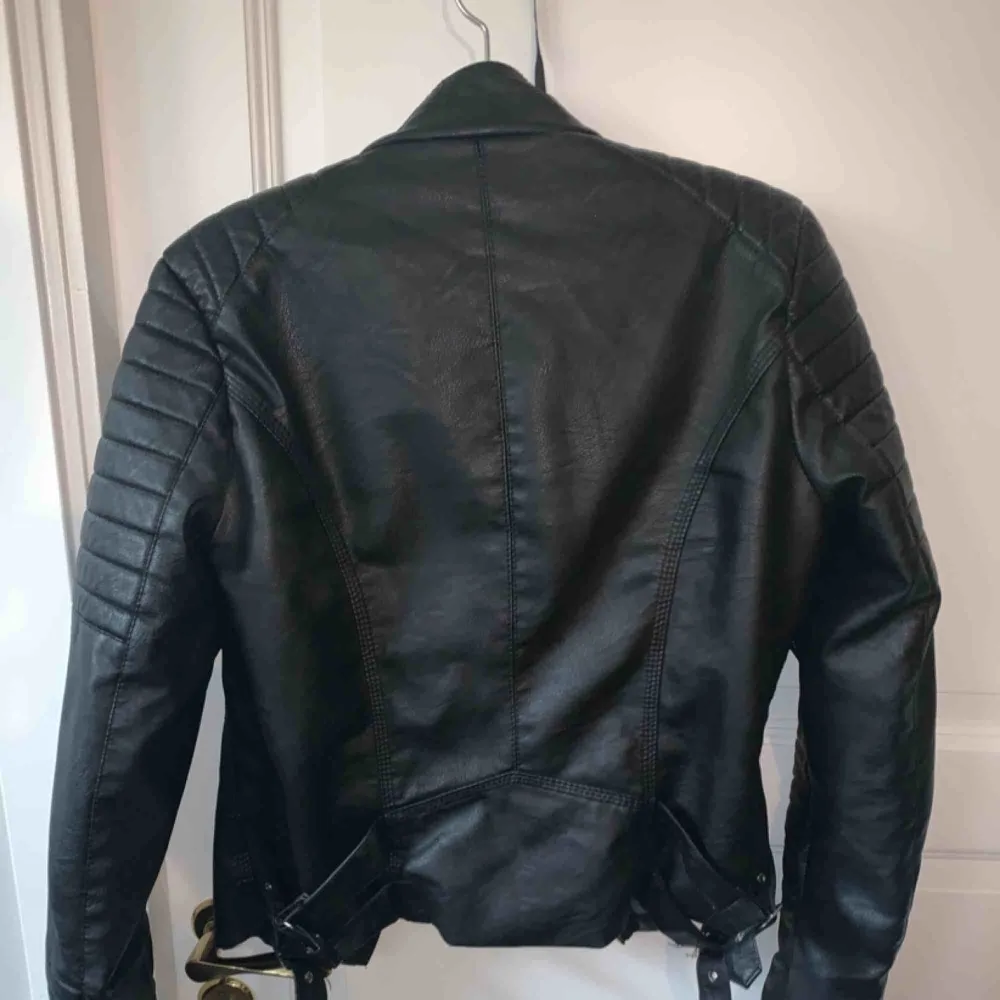 Svart Moto jacket från chiquelle i bra skick. Köpt för 700kr. Storlek 42/L☺️ Pris går att diskuteras . Jackor.