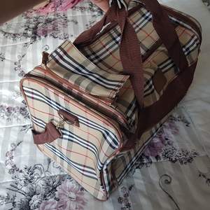 Stor burberry inspirerad weekendbag. Ej äkta :) Finns på södermalm