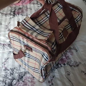  - Stor burberry inspirerad weekendbag. Ej äkta :) Finns på södermalm