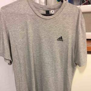 Adidas T-shirt i fint begagnat skick, Storlek XL men passar även xxl  Kan skickas mot portobetalning 