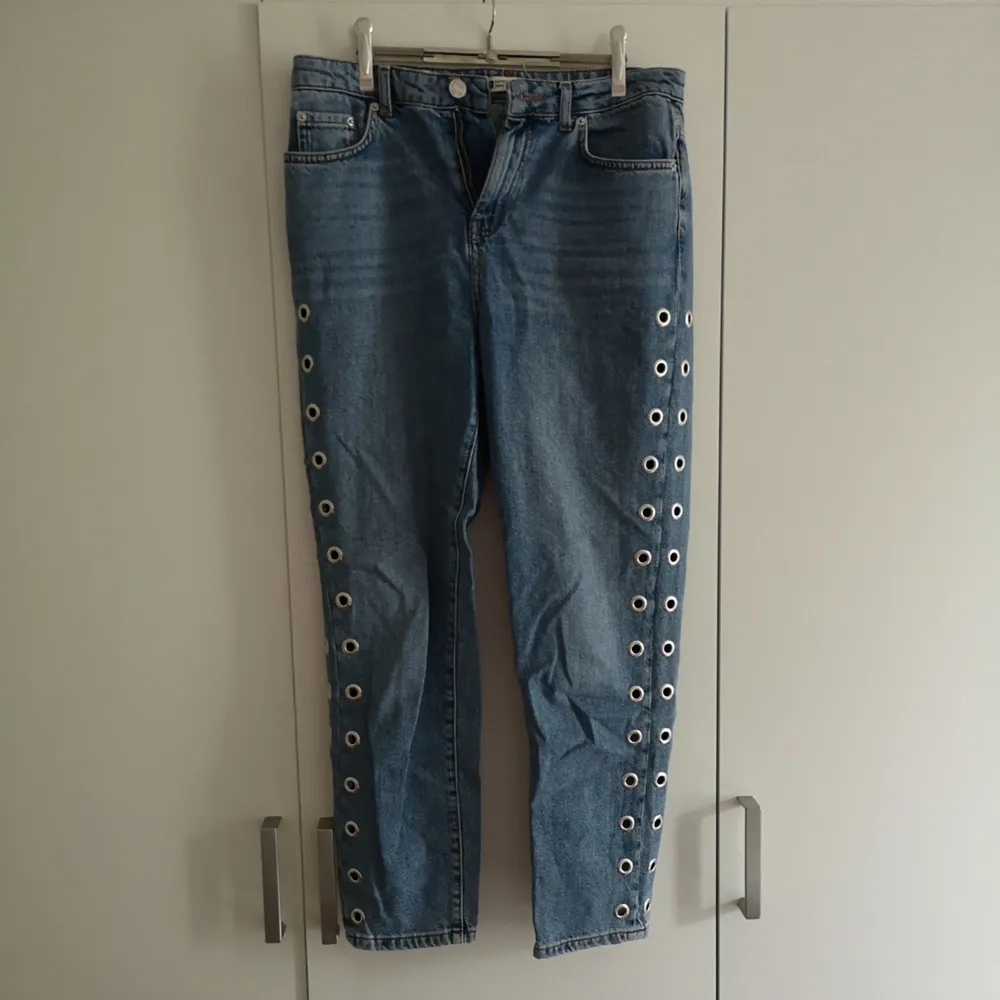 Snygga högmidjade jeans från Ginatricot med delaj. I priset ingår frakt 🌻. Jeans & Byxor.