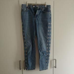Snygga högmidjade jeans från Ginatricot med delaj. I priset ingår frakt 🌻