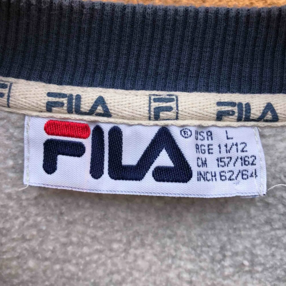 Äldre tröja från Fila. Längd 48cm. Kan hämtas i Uppsala eller skickas mot fraktkostnad 157/162 på lappen . Hoodies.