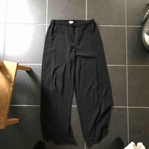  - Svarta raka vida byxor från HM concious. Svåra att fånga på bild men väldigt fina. Säljer pga för stora för mig, därför jag inte heller har någon bild med de på!!