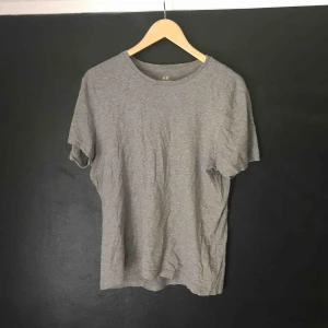  - Grå tshirt från H&M i begagnat skick. 