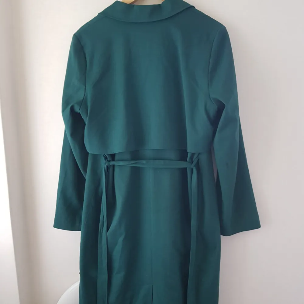 Long, green autumn/spring coat from Monki. I have mended some holes in the pockets but otherwise good condition. . Jackor.