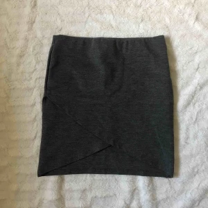  - Grå kjol från Gina Tricot Kika gärna in på min profil, har massor av annonser ute!
