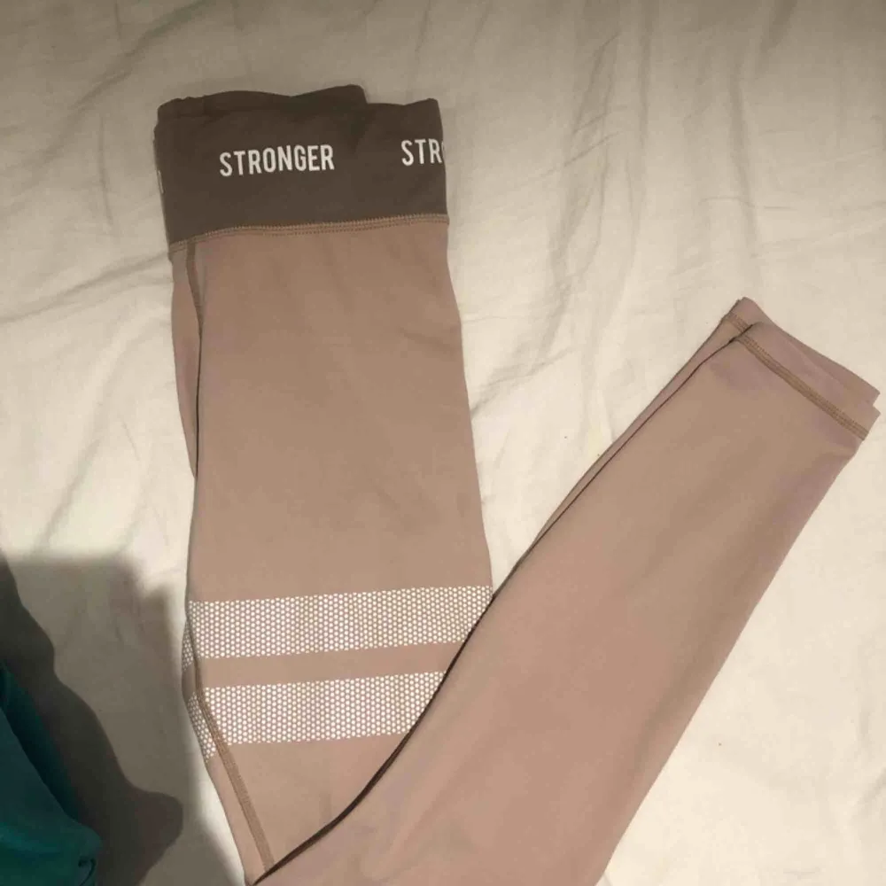 Säljer ett par beiga stronger tights i storlek S! Kan mötas upp i Stockholm/sollentuna annars står köparen för frakten🥰. Jeans & Byxor.