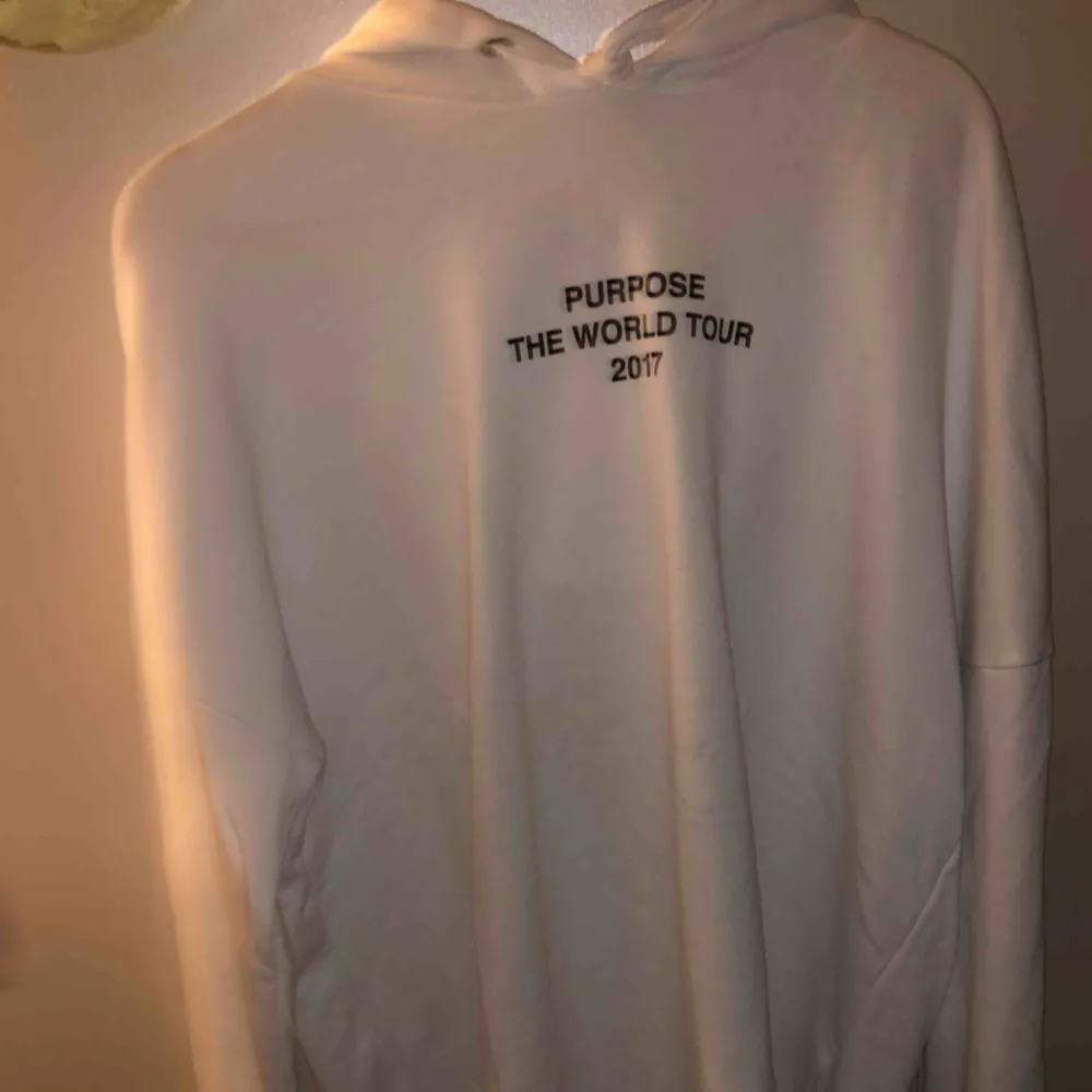 En Justin Bieber purpose tour hoodie, köpt på hm, använd ett fåtal gånger och i bra skick!🤗 . Hoodies.