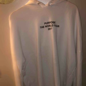  - En Justin Bieber purpose tour hoodie, köpt på hm, använd ett fåtal gånger och i bra skick!🤗 