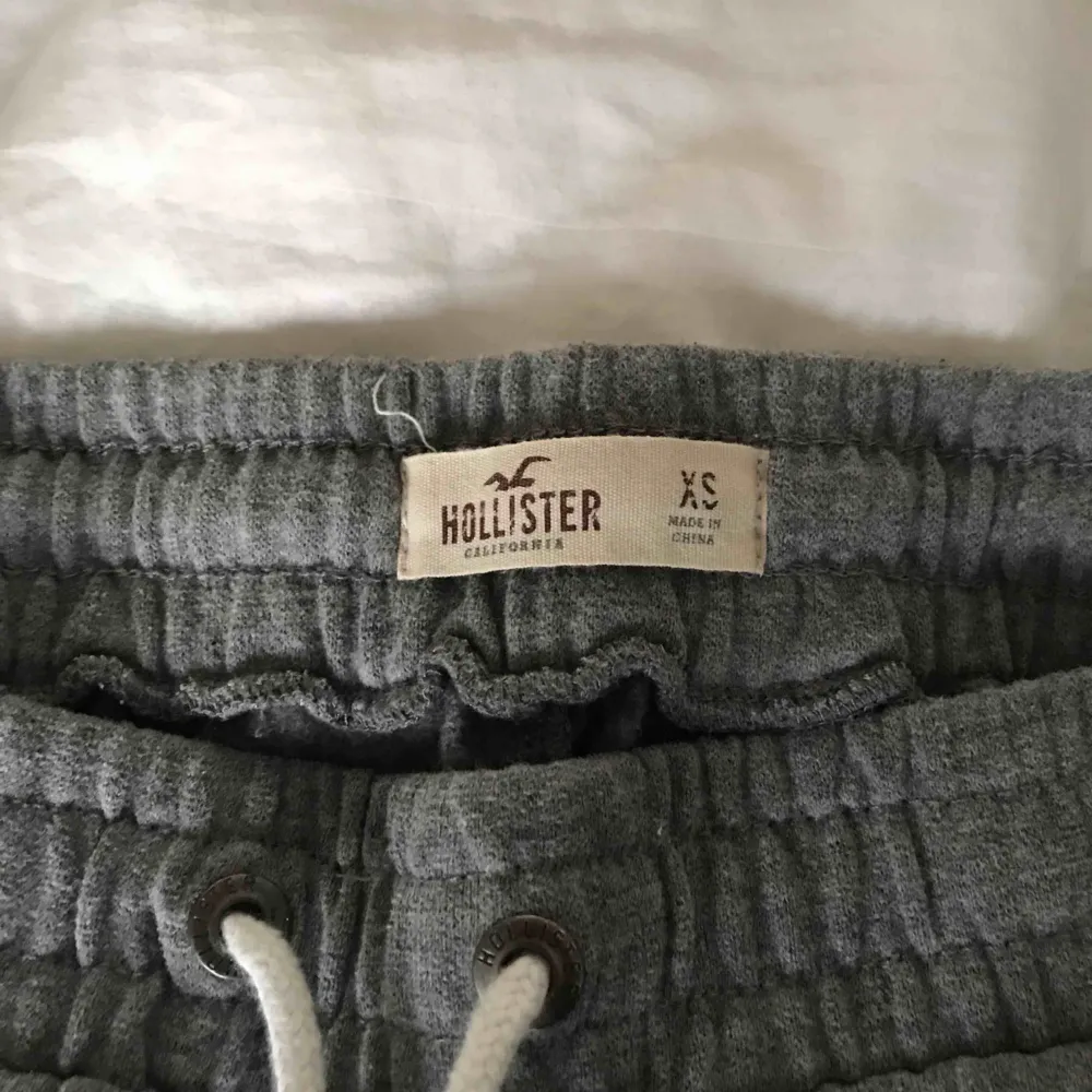 Ett par gråa mjukisbyxor från Hollister!! Använda ganska många gånger men fortfarande fint skick!! Köpare står för frakt!!💕💕💕. Jeans & Byxor.