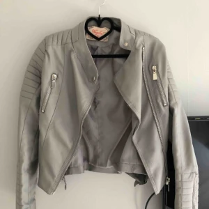  - Säljer denna jättefina bikerjacka från Chiquelle. Den är använd men fortfarande väldigt fin och prisvärd. Säljer den billigt då den har ett litet invändigt hål i ryggen som man kan se på bild 3. Inget som syns eller märks när man har på sig jackan:)