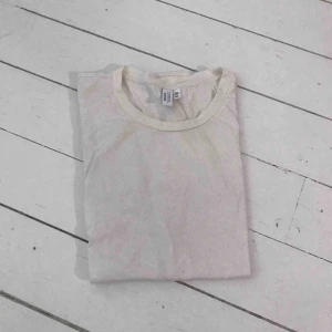  - Vit T-shirt stories knappt använd. 