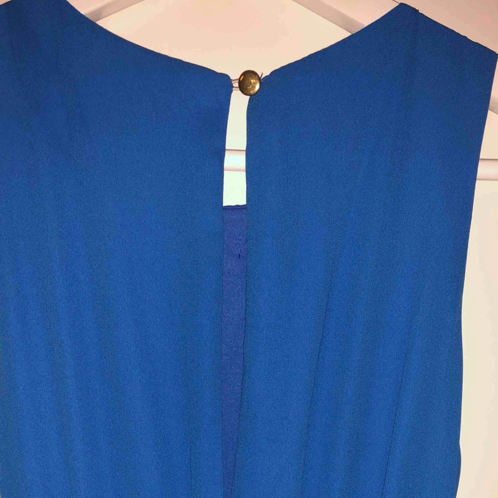 Magisk blå klänning ifrån märket Zack med guldknapp i nacken. Aldrig använd och lappen kvar. Kommer tyvärr inte till användning, endast därför jag säljer den. ✨✨ 400 kronor inklusive frakt . Klänningar.