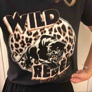  - Snygg T-shirt ifrån Ginatricot, passar XS/S😊 Säljer pga att det inte är min stil längre🥰