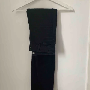  - Sköna högmidjade jeans från Zara med slitningar i knäna med paljetter. Fint skick!