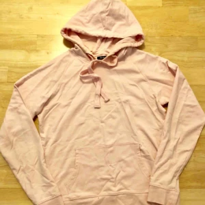  - Aldrig använd hoodie från JC. Ljusrosa! Köparen står för frakten!