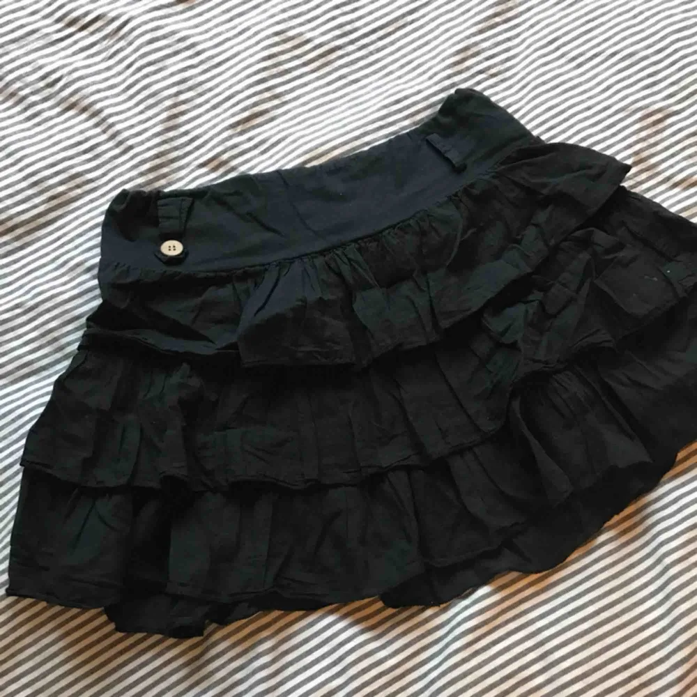 Söt svart kjol med volanger, går att använda med skärp och därför kan funka för en XS som mig. Den är stretching och passar även en M. Köpt i Spanien men vet inte vilket märke det är. Köparen står för frakt❤️💛. Kjolar.