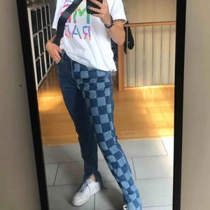  - Ett par skitcoola rutiga jeans, ena fickan är rosa. Lite stora i midjan för mig som har egentligen storlek 36 men så länge du har ett skärp så funkar det. Har även en slits på vardera sida💗🏁💥