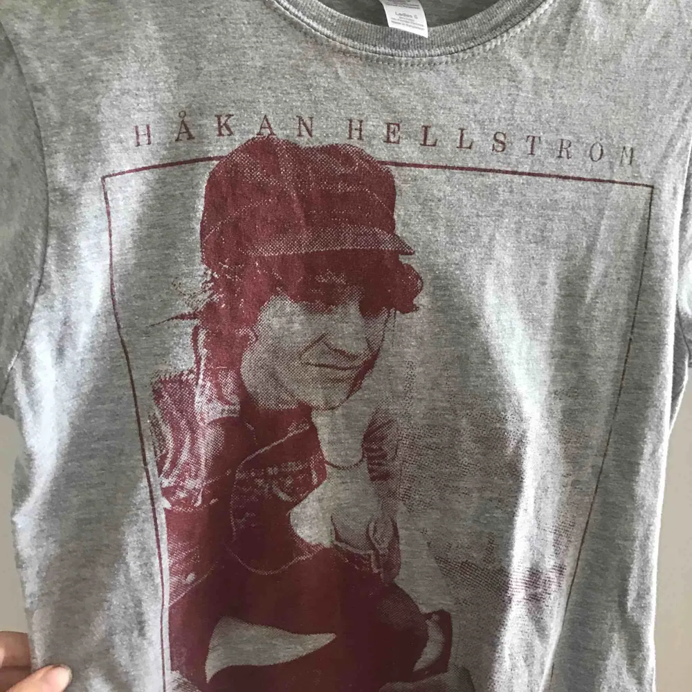 Säljer en jätte fin Håkan Hellström tröja i bra skick, i storlek S! Frakt tillkommer✨✨. T-shirts.