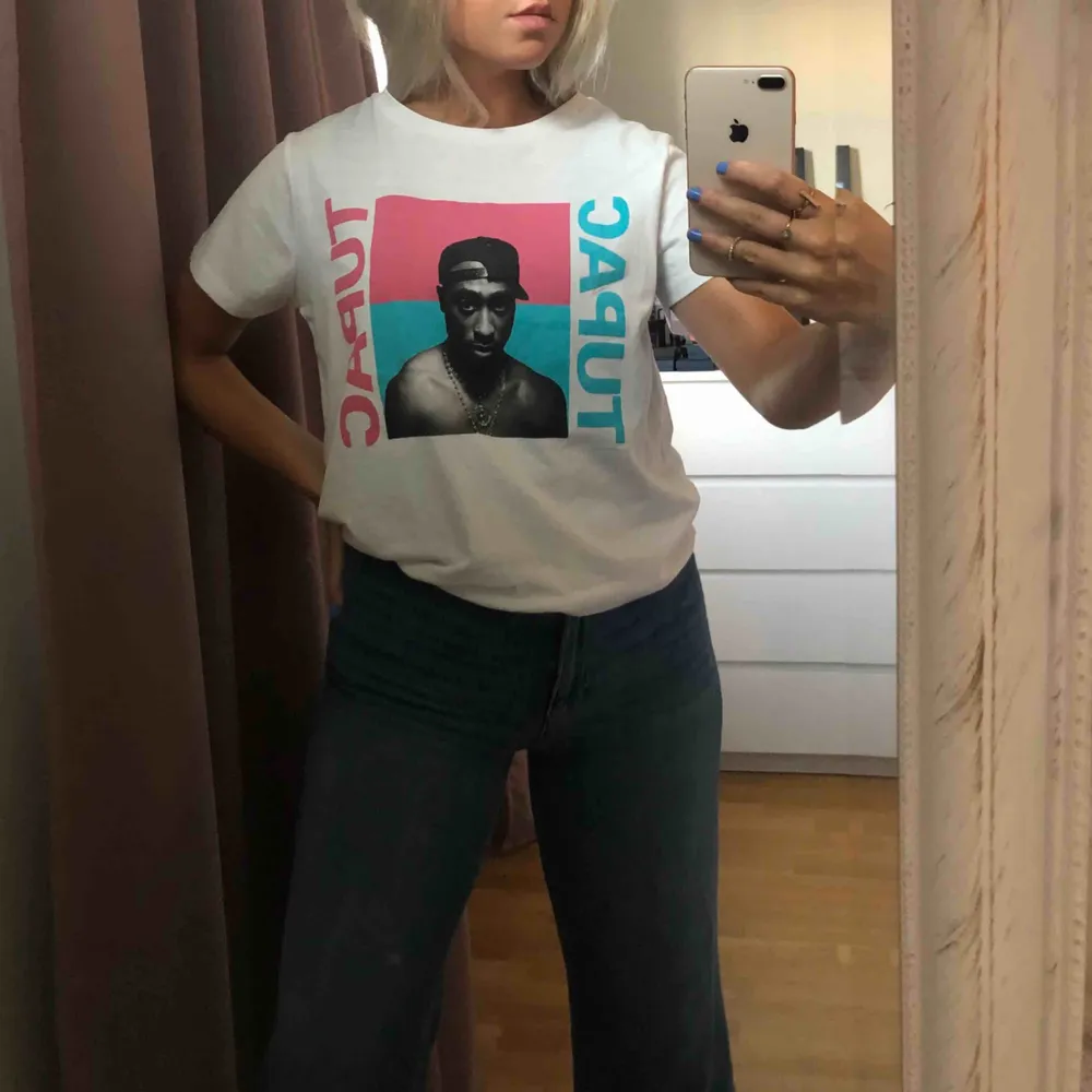 T-Shirt med tupac tryck köpt i london 🥰 Aldrig använd pga den inte riktigt är min stil!  . T-shirts.