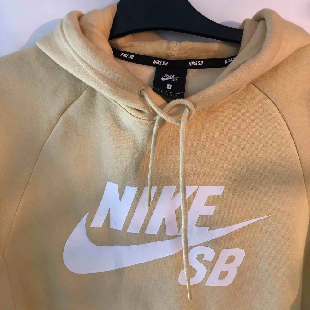 Säljer nu min underbara gula Nike-hoodie😢 Köparen står för frakt, kan även mötas upp i Östersund😊. Hoodies.