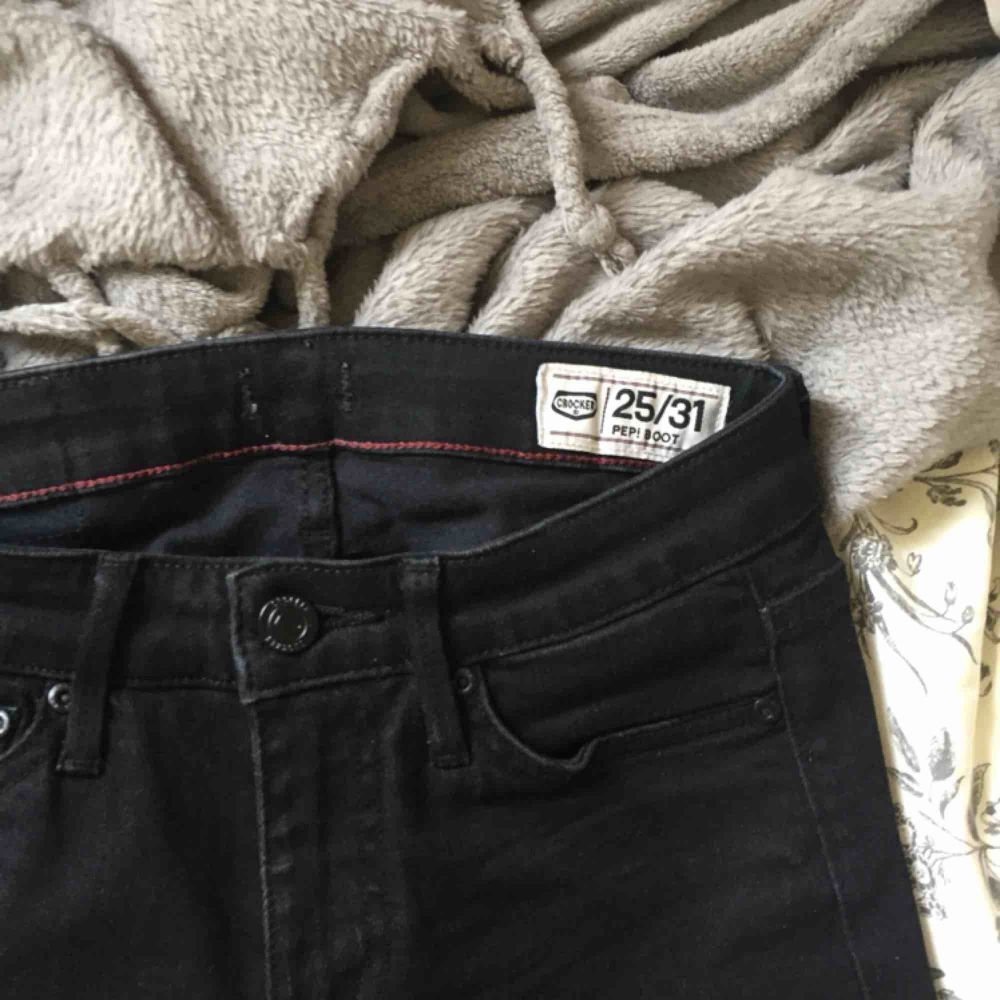 Svarta bootcut jeans från crocker, inga hål, slitningar eller skador. Inte avända mer än typ 5 gånger☺️. Jeans & Byxor.