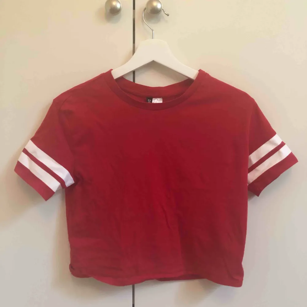 Röd t-Shirt med vita ränder, passar även st S, nästan helt oanvänd, frakt tillkommer eller mötas i Stockholmsområdet . T-shirts.
