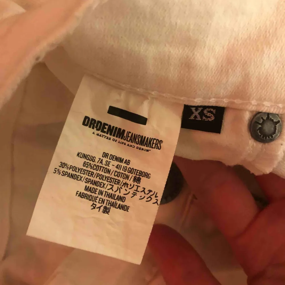 Vita supersköna jeans från Dr. Denim, för små nu och hann nog bara använda dom mindre än 5 gånger så verkligen samma skick som vanliga! Ordinarie pris ligger på 499kr. Jeans & Byxor.