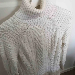  - Stickad polo från Zara Färg vit