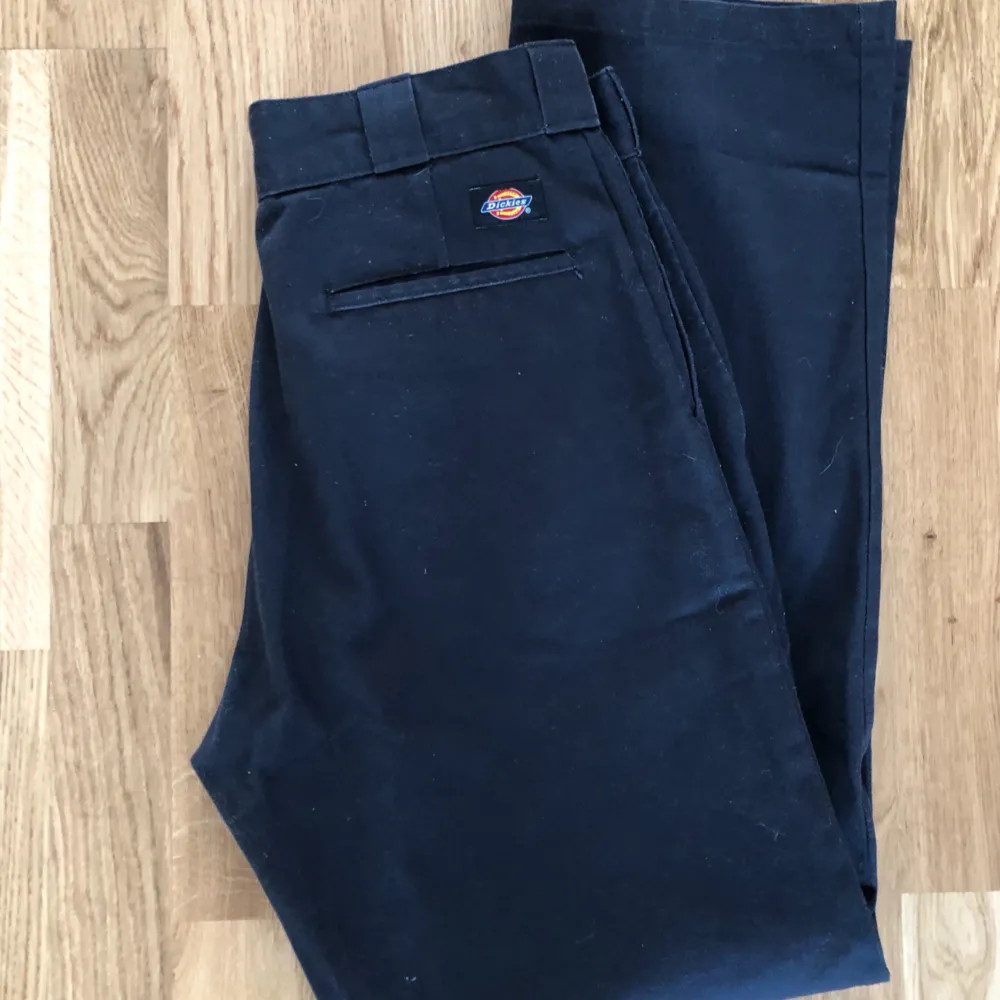 Ett par svarta dickies byxor 🥰 eventuell frakt står köparen för 🌼. Jeans & Byxor.