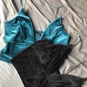  - 2 toppar från Gina tricot i storlek M. Superfina att ha på fest eller liknande. Dom är tyvärr för stor för mig så nu säljer jag dom😊 Säljs endast ihop, kan såklart fraktas om det behövs😊