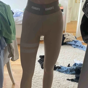  - Ett par jätte snygga stronger tights! Men får tyvärr ingen användning av de, väldigt sköna och de går inte att köpa på hemsidan längre. Använda runt 5 ggr.