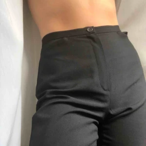  - Svarta kostymbyxor med raka ben