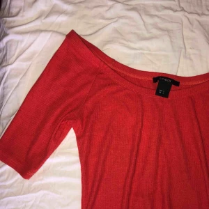  - Superfin orange/röd off-shoulder 3/4-ärmad topp! Strl S från Lindex. Finns att hämta i Östersund annars står köparen för frakten💕