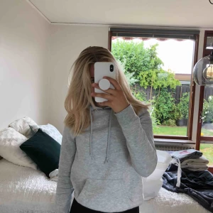  - Grå basic hoddie köpt på primark. Säljer då den inte används. Möts upp i Malmö eller fraktar. Frakt: 42kr