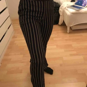  - sköna kostymbyxor, köpare står för frakt