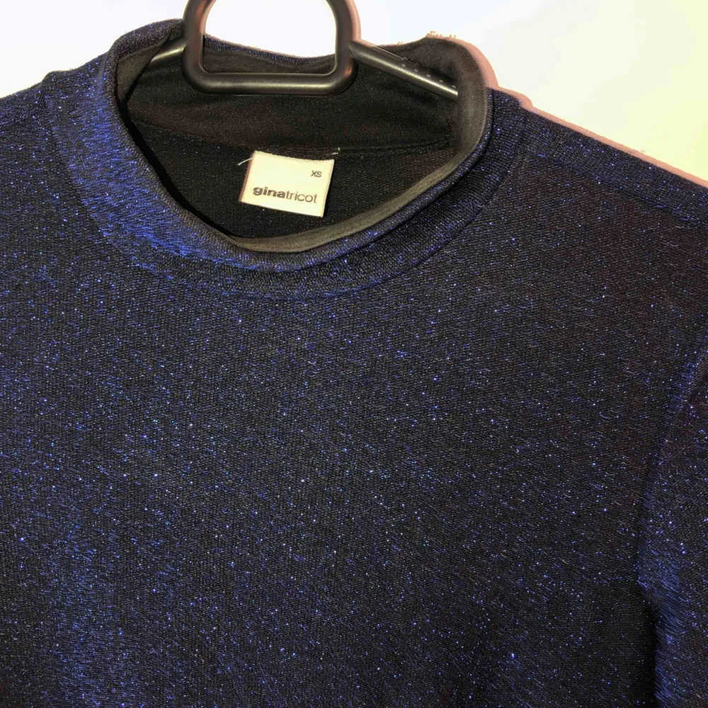 Såå fin marinblå glittrig tajt klänning från Gina tricot. Står XS men passar även en S. Perfekt till nyår t.ex. Finns att hämta i Östersund annars står köparen för frakten💕. Klänningar.