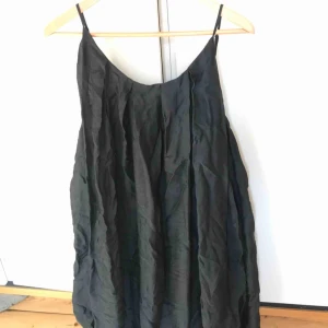  - Klänning från Malene Birger med knytband i midjan