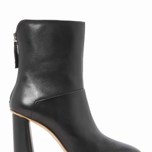 Acne boots - HELT oanvända boots ifrån Acne studios. Nypris kring 5 000. Har även lämnat in dem till skomakaren för att få sulor då originalsulan är helt i mocka vilket kostade ytterligare 350. Kommer med kartong och skopåse! 😊